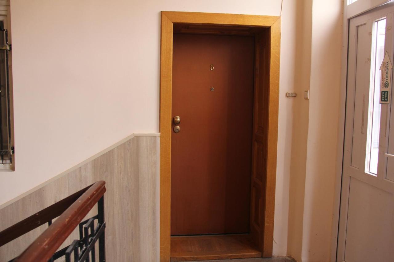 Apartments Domovik ,Kirilla I Mefodiya, 5 Mukacheve Bagian luar foto