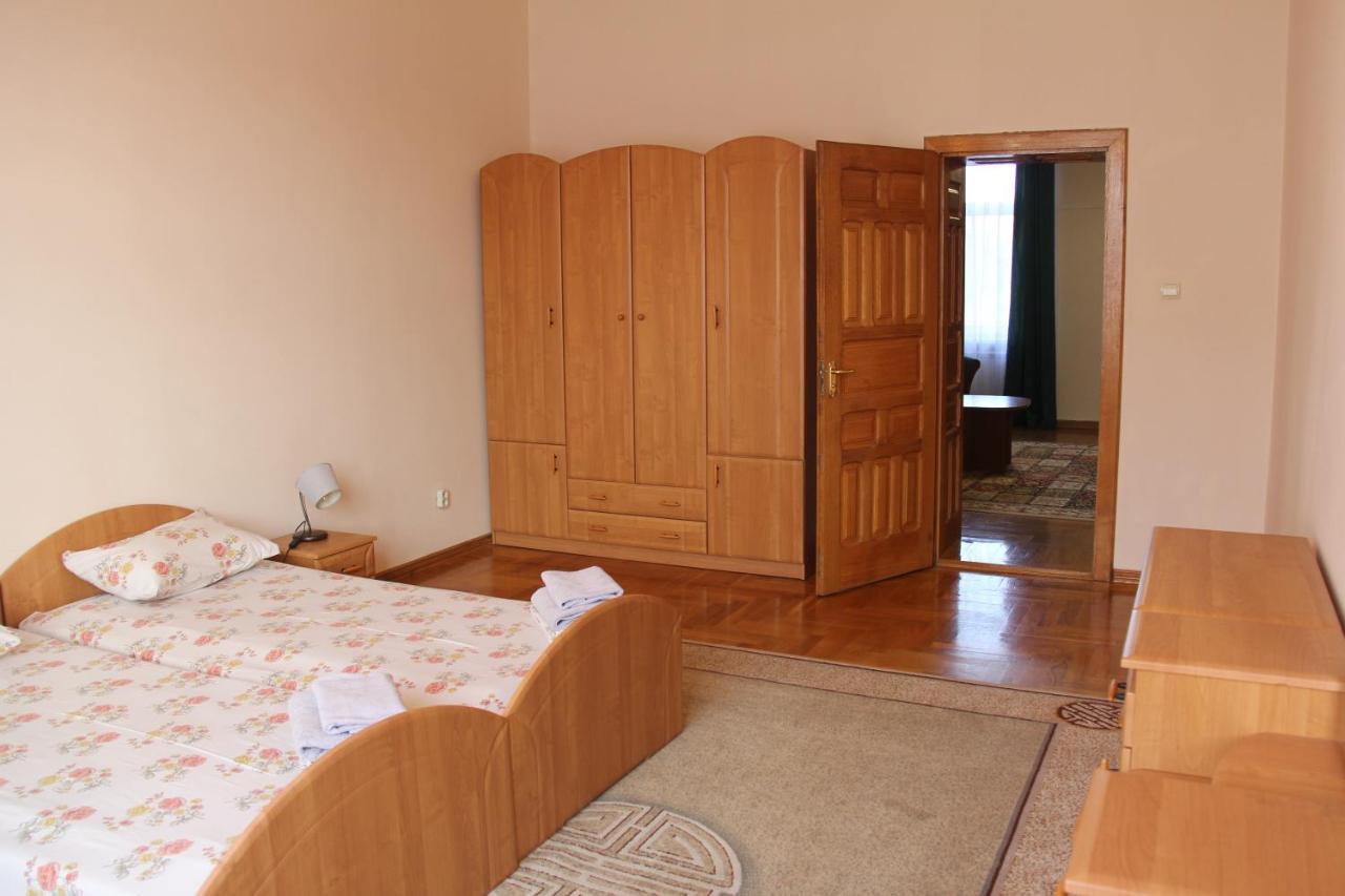 Apartments Domovik ,Kirilla I Mefodiya, 5 Mukacheve Bagian luar foto